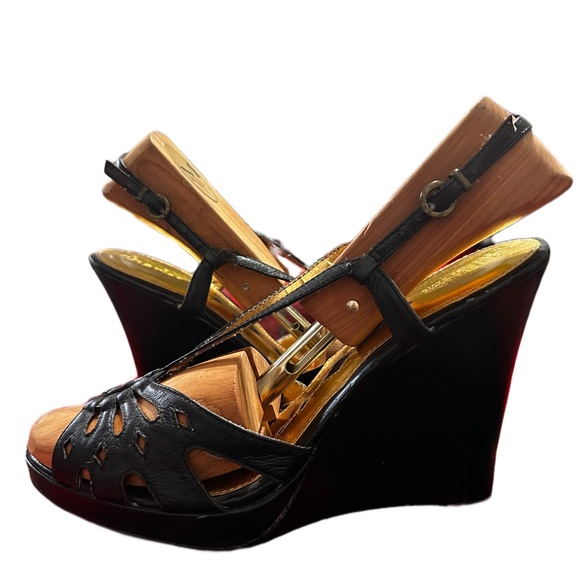 Charles by Charles David Designer, black leather platform sandal. - Picture 5 of 7